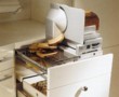  Výklopný univerzální kráječ se pohodlně vejde do zásuvky. Cena od 55 800 Kč v závislosti na materiálu čelní plochy (SIEMATIC), MIELE CENTER STOPKA 