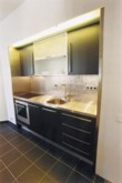  Nevelká, ale dokonale účelná a elegantní. Do podhledu, který byl snížen, je zabudováno centrální osvětlení kuchyňské linky 