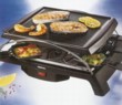  Rakletovací gril Tefal 78 122 s nepřilnavou úpravou horní desky i osmi pánviček. Příkon 1 200 W, cena 1 990 Kč 