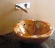  Oranžové smaltované umyvadlo na desku Sfera (ZAZZERI) je zhotoveno ručně z vysoce kvalitního materiálu Fireclay (složenina přírodních prvotřídních látek, která neobsahuje látky následně opracované), průměr 46 cm x hloubka 17 cm, cena závisí na typu barevného provedení: běžná barva zhruba 30 000 Kč, metalíza 60 000 Kč, AQUA TRADE 