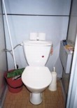  Váza s květinovým dekorem z kolekce Orlando, foukané sklo, výška 40 cm, cena 5 600 Kč, GALERIE GB 