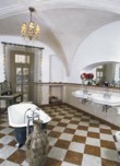  Dům, ve kterém si majitelé vybudovali retro koupelnu, pochází z roku 1517. Zachovány zůstaly pískovcové klenby a zárubně, pod žulovou dlažbou je ukryto podlahové topení 
