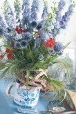  Letní kytici, naaranžovanou v hrnku s cibulovým motivem, tvoří modré Delphinium (stračka), kulatý Echinops (bělotrn) a červený Lathyrus (hrachor) 
