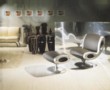  Ve stříbrném obložení stěn se zrcadlí  pečlivě vybraný designový nábytek 