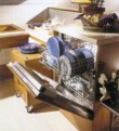  V dostatečné výšce na podstavci je v nábytku z řady Charme zabudovaná i myčka BAUMATIC BDW9 za 24 990 Kč, SCAVOLINI 