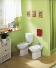  Z kolekce Olymp (JIKA) je kombiklozet s hlubokým splachováním a svislým odpadem, cena 4 590 Kč, bidet 2 422 Kč, LAUFEN CZ 