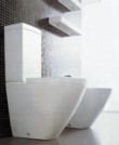  Netradiční škopíkový tvar má kombiklozet z kolekce Open space (CERAMICA GLOBO), cena 25 680 Kč (komplet vč. sedátka), IL BAGNO 