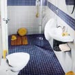 Pro malou koupelnu se hodí závěsný klozet ze speciální kolekce Oblic (VILLEROY & BOCH). Cena 9 680 Kč. JANOUŠEK