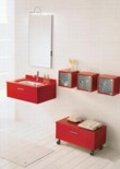  Model Spot (LAVALLE), lamino, dvířka z MDF lakované na odstín rosso (mat), závěsné skříňky z matného skla, rozměry umyvadla: (70  x 27,1 cm, hloubka 60 cm), cena 24 997 Kč, skříňka na kolečkách (70 x 27,6 cm, hloubka 50 cm), cena 15 960 Kč, závěsné skříňky (26,2 x 25,6 cm, hloubka 19,5 cm), cena 9 861 Kč/3 ks, ITALIA INTERIOR-DESIGN 