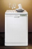  Myčka LX 97 (ARISTON) s kapacitou 12 souprav. Spotřeba vody 16 l, el. energie 1,05 kWh, účinnost mytí a sušení A. Cena 25 990 Kč, MERLONI ELETTRODOMESTICI 
