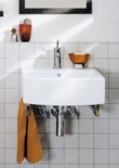  Umyvadlo Pure Basic, kombinace kovu a bílé keramiky. Cena 50 x 50 cm v bílé barvě činí přibližně 8 250 Kč, Villeroy & Boch 