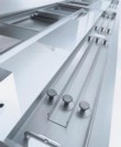  Průhled skrz skleněnou desku na kabelové lišty stolu Home Desk od firmy MDF Italia (v ČR prodává Konsepti) 