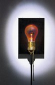  Nástěnná lampa Holonzki (Ingo Maurer) s holografickým znázorněním žárovky. Cena 34 883 Kč, UNI LIGHT 