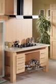  Do řady Economic Line kuchyní firmy HANÁK NÁBYTEK patří sestava Adria jilm světlý. Nejedná se o masivní dřevo, ale o MDF desku potaženou termofólií. Cena sestavy se pohybuje od 11 000 Kč/bm 