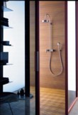  Sprchová kombinace Showerpipe obsahuje pákovou baterii, baterii s přepínačem k montáži na stěnu, ruční sprchu s hadicí a držákem a horní sprchu s trubkou. V chromu stojí 60 402 Kč, v platině 90 406 Kč, HANSGROHE 