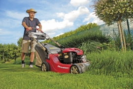 Velmi robustní samochodná sekačka XAP 55 MBS má motor Briggs & Stratton o výkonu 6 HP, záběr 51 cm, slitinové šasi a kovová kola. Centrální nastavení a objemný koš 75 l. Seče i mulčuje. Ve výškově nastavitelném madlu jsou přihrádky na odložení láhve s pitím, na mobil a podobně (MOUNTFIELD)