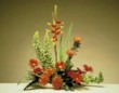  Do misky můžete naaranžovat červené leucospermum, gerbery, zelenou moluccellum. Dominantou je žlutočervená heliconia. 