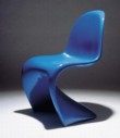  Slavná židle Panton Chair z roku 1960. Firma VITRA ji dnes vyrábí ve dvou materiálech - matnou z polypropylenu (4 448 Kč), lesklou ze sklolaminátu 16 768 Kč bez DPH 