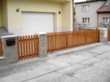  Brána posuvná, vedená v kolejnici, vyžaduje rovný terén 