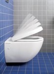  Princip mechanismu pomalého spouštění je znázorněn na sedátku klozetu Subway (VILLEROY & BOCH), cena sedátka bez antibakteriální úpravy je 3 767 Kč (bez DPH), JANOUŠEK 