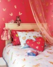  Textil Liberty je špičkou anglické klasiky. Bavlněné plátno se srdíčky a motýlky stojí 1 505 Kč za metr (šíře 140 cm). Jemná záclonovina s vyšitými vzorky ze směsi přírodního a umělého hedvábí stojí 1 725 Kfč za metr (šíře 127 a 135 cm). Prodává Paráda. 