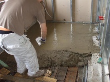 S betonováním podlah pomohli Nadě a jejímu příteli kamarádi