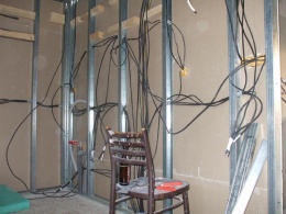Na rozvody elektriky si pozvali elektrikáře