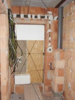 Původní elektrikář neustále odkládal začátek práce, a tak Viktor najal jiného