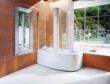  V malé koupelně může dilema volby mezi sprchovým koutem a vanou vyřešit komplet Aulica Compact Twin (JACUZZI) - klasická vana se zástěnou a masážním panelem, cena 118 728 Kč, EUROBATH 