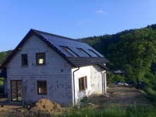 Na dům se instalovalo 50 amorfních fotovoltaických panelů