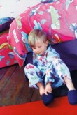  Britská firma Harlequin kombinuje dětské motivy s neutrálními vzory. V nejnovější kolekci Get Groovy najdeme vzory autíček, doplněné puntíky, nebo látku Surfer s obrázky kluků na snowboardech, skateboardech a surfech. Tuto kvalitní a odolnou bavlněnou látku lze použít i pro čalounění. Stojí 850 Kč za metr šíře 137 cm. Dováží Paráda 