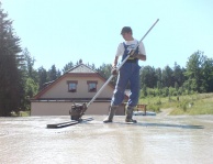Hutnění betonu vibrační latí