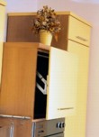  Starší nevestavnou mikrovlnnou troubu zakrývají dvířka opatřená mechanikou KESSEBÖHMER 