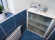  Málo využitelný prostor byl ponechán pro zabudování bílé vestavné skříňky s posuvnými dvířky na úschovu veškerých hygienických potřeb, ručníků, čistících prostředků apod. Truhlářské práce provedla sirma S. l. V. 
