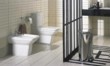  Stojící bidet a klozet Cavelle (KERAMAG) mají praktická odnímatelná sedátka. Údržbu také usnadňuje u obou zařizovacích předmětů glazura KeraTect 