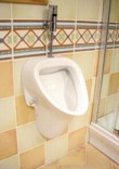  Pisoár série Esprit (IDEAL STANDARD) je za 7 727 Kč, splachovací systém za 7 128 Kč, KOUPELNY PTÁČEK 
