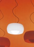  Svítidlo Omega (design Vico Magistretti, 1962, Artemide), stínítko 40 x 30 cm, závěs maximálně 150 cm, sklo a kov, cena 15 810 Kč, SELENE 