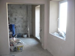 V přízemí jsou již dokončené omítky, topení a betonové podlahy