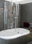  Elegantní skleněná sprchová zástěna firmy HÜPPE je určena k umístění do středu vany. Cena zástěny 59 950 Kč. AQUA PLUS 