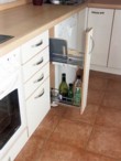 Původně neplánovaným úzký výsuvem se vyřešilo zastavění celého kuchyňského prostoru. Majitelé si jeho funkci pochvalují, ukládají sem láhve s octy, oleji a prkénka 