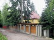 Při rekonstrukci domu v lese je třeba zkontrolovat, zda stromy nenarušily staré kamenné základy 