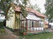 Máte-li pod korunami stromů zimní zahradu, je vhodné mít její střechu ve větším spádu, aby se na ní neusazovalo padající listí a nemusela se tak často čistit 