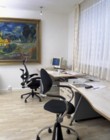 Jedna místnost bytu, která může být vyčleněná jako pracovna, bývá výsadou především bezdětných manželství. Často je však jen otázkou času, než se zde zabydlí dětská postýlka.