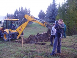 Geologický průzkum se dělal pomocí bagru