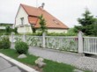  Habrový živý plot odděluje zahradu od ulice. Listí zhnědne, ale opadá jen částečně, a tak je živý plot v podstatě neprůhledný 