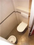  Netypicky, leč prakticky jsou umístěny bidet a toaleta ze série Stark 3 (Duravit). Ceny: bidet 9 821 Kč, klozet 6 960 Kč, sedátko 2 990 Kč, IL BAGNO 