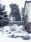  Kamenné zídky a schodiště podél domu vypadají dobře celý rok. Pod sněhem vyniknou odkvetlá květenství hortenzie 