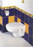  Závěsný klozet Fondo Piko (KERAMAG) s hlubokým splachováním má hloubku pouze 50 cm. Stojí 2 520 Kč, sedátko je za 1 132 Kč, SANITEC 