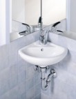  Rohové umývátko Fondo (DELTA) má rameno pouhých 32 cm. Může sloužit jako umývátko na WC, v garáži, ale i v hostinské koupelně. Stojí 1 408 Kč, SANITEC 