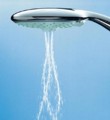  Relaxační sprcha Raindance má extrémně velkou sprchovou hlavici (150 mm) a odstupňovaný systém vodních paprsků s pěti druhy proudu - od měkkého velkoplošného „deště“ až po silný vířivý masážní proud, HANS GROHE 